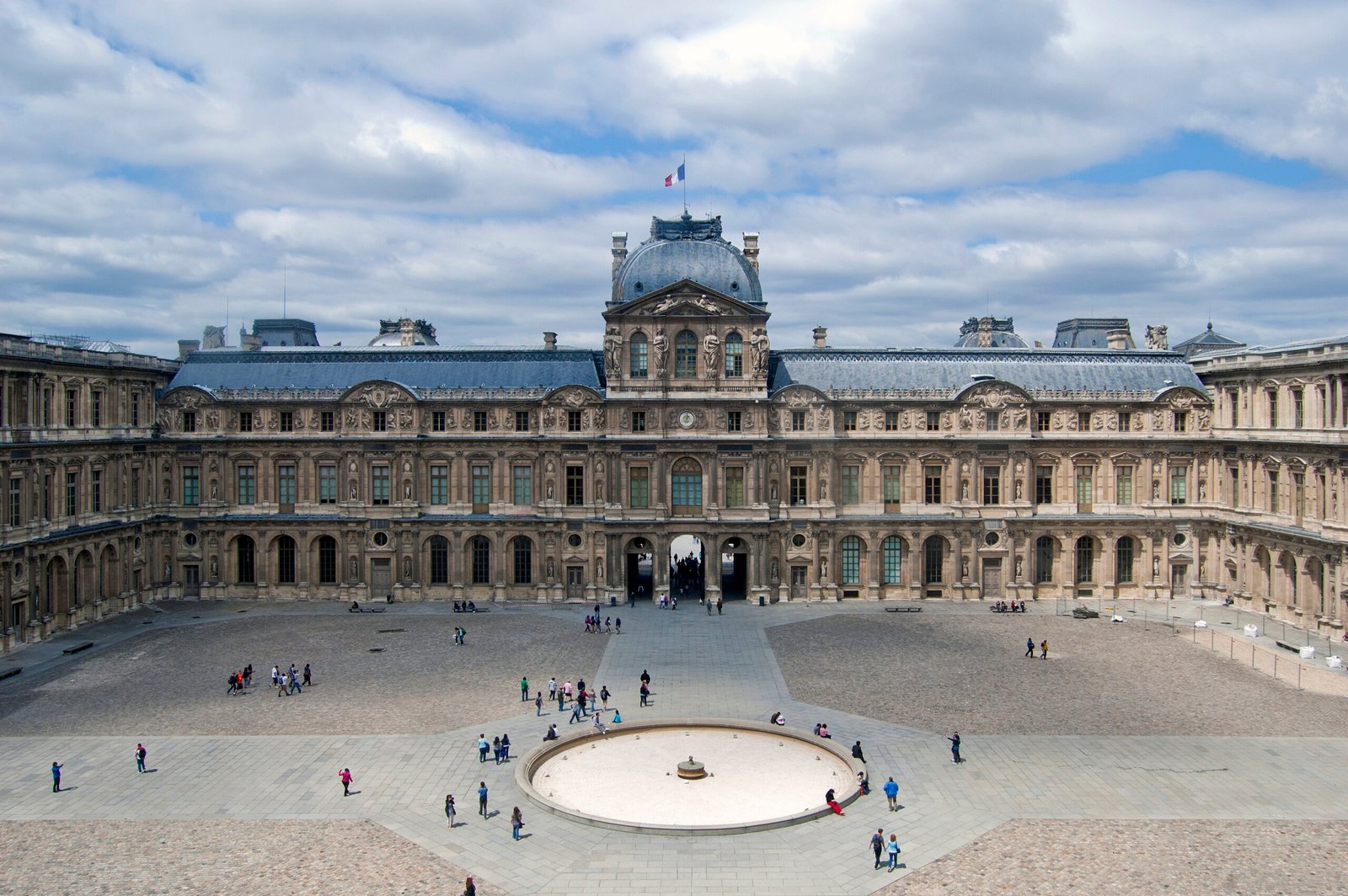 Retour sur 2012 – mars : Louis Vuitton fait entrer une locomotive à vapeur dans la cour du Louvre